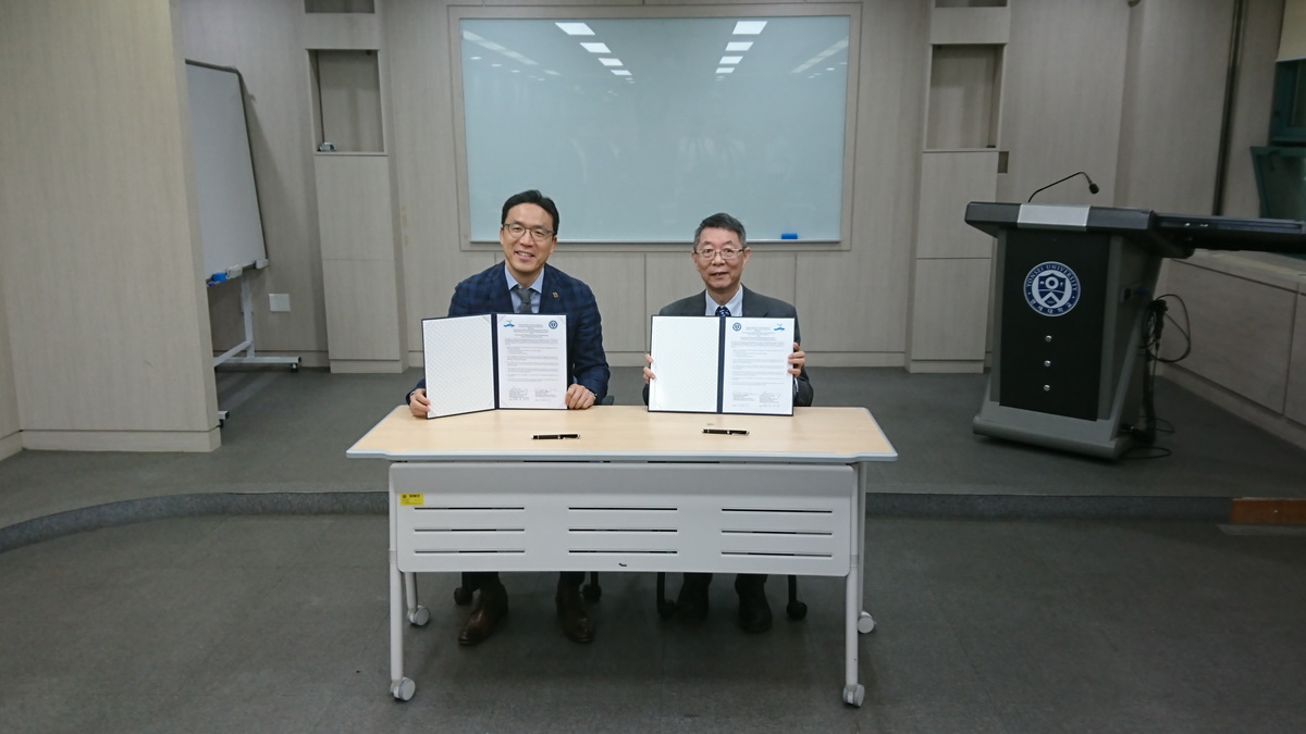 Chair of the Department of Materials and Optoelectronic Science Liu-Wen Chang (on the right) signs MOU with Yonsei University