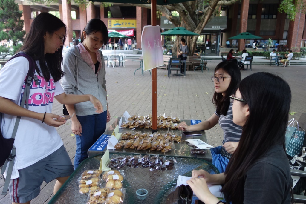 快來A bite！  中山學生菩提樹下賣餅乾　圖片