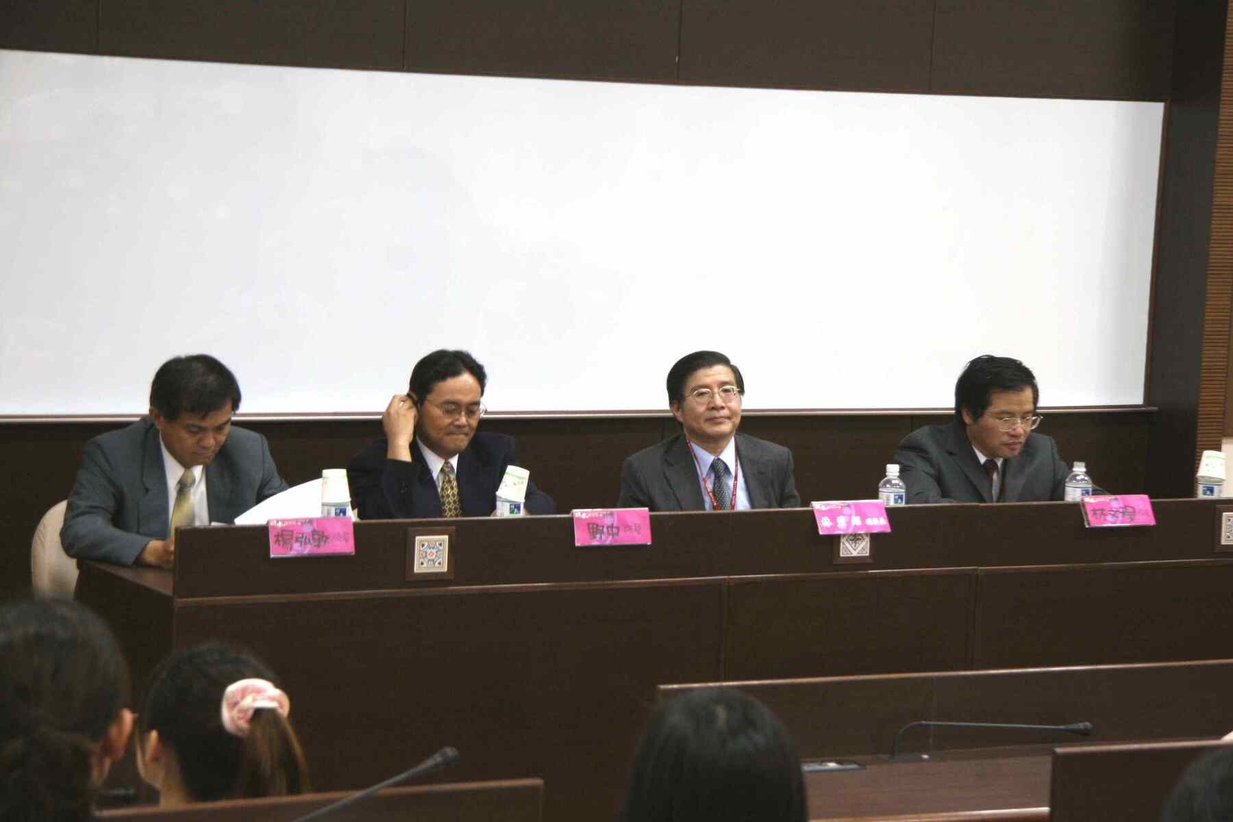 左起為中山大學校長楊弘敦、高雄事務所所長野中薰、當代日本研究學會林碧炤、中山大學日本研究中心主任林文程圖片