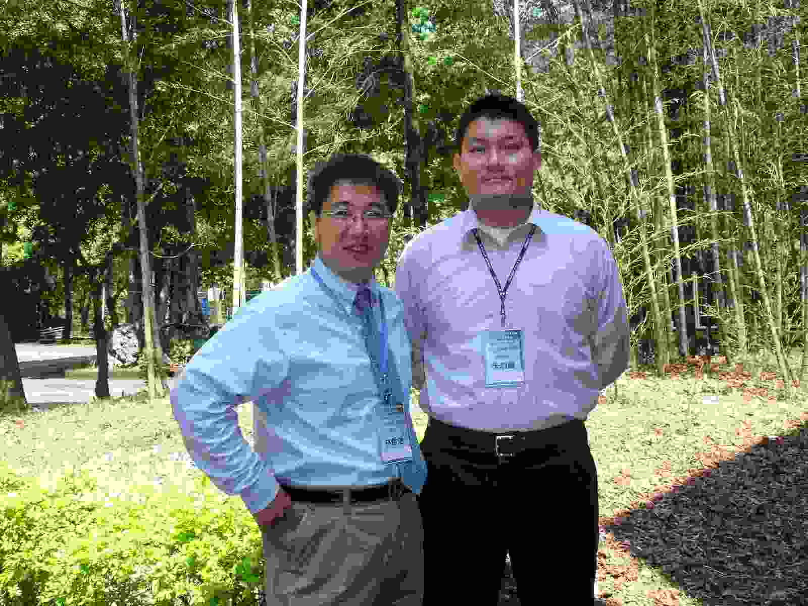 代表中山參加的兩位與談教授--機電系林哲信(左)與朱訓鵬老師(右)圖片