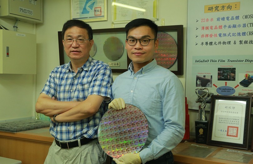 Doctoral student of the Department of Physics at NSYSU Chih-Yang Lin (on the right) distinguished himself among other outstanding scholars from all over the world, and, as the only winner from the Asia-Pacific region, was awarded PhD Student Fellowship by the IEEE (Institute of Electrical and Electronics Engineers) Electron Devices Society this year. On the left is chair professor Ting-Chang Chang.