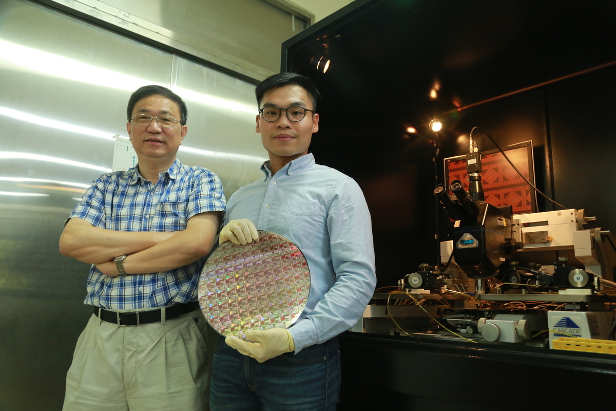 Doctoral student of the Department of Physics at NSYSU Chih-Yang Lin (on the right) distinguished himself among other outstanding scholars from all over the world, and, as the only winner from the Asia-Pacific region, was awarded PhD Student Fellowship by the IEEE (Institute of Electrical and Electronics Engineers) Electron Devices Society this year. On the left is chair professor Ting-Chang Chang.