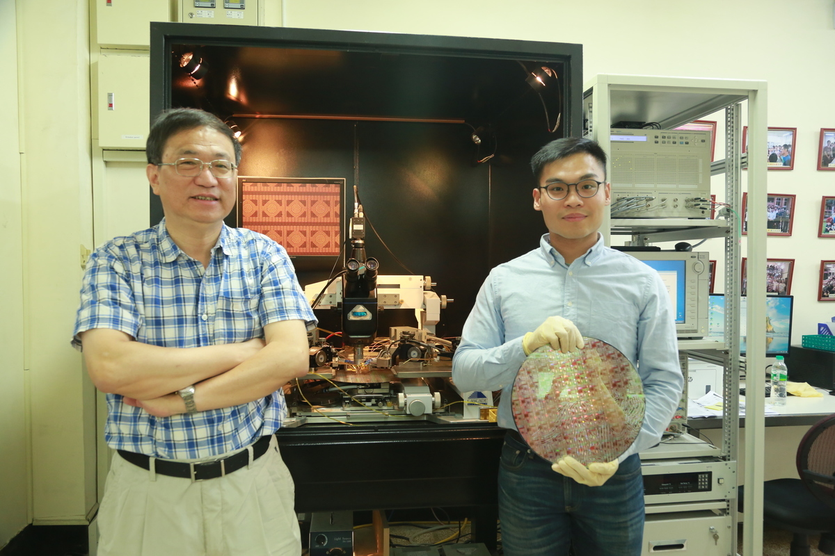 Doctoral student of the Department of Physics at NSYSU Chih-Yang Lin (on the right) distinguished himself among other outstanding scholars from all over the world, and, as the only winner from the Asia-Pacific region, was awarded PhD Student Fellowship by the IEEE (Institute of Electrical and Electronics Engineers) Electron Devices Society this year. On the left is chair professor Ting-Chang Chang.