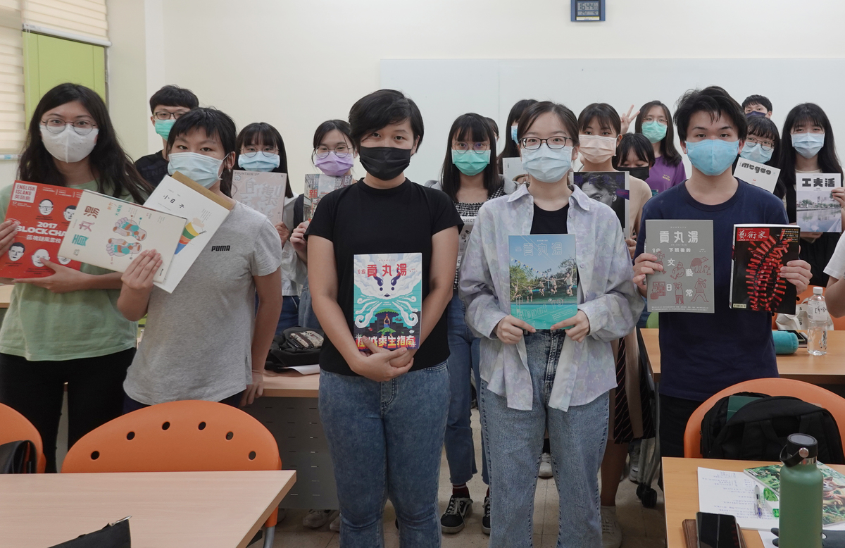 Group photo of the participants of the one-day workshop on editing local magazinesImage