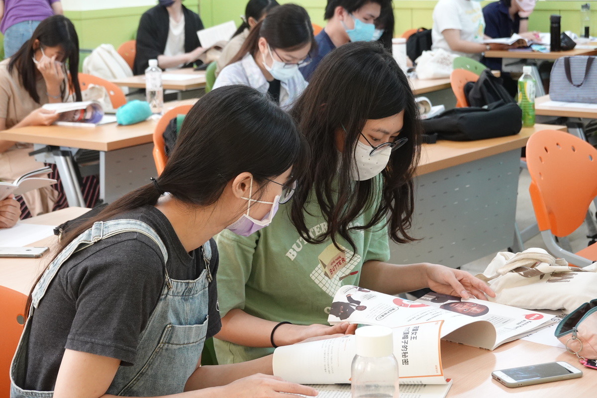 A participating student analyzed the typesetting arrangement of a magazine.Image