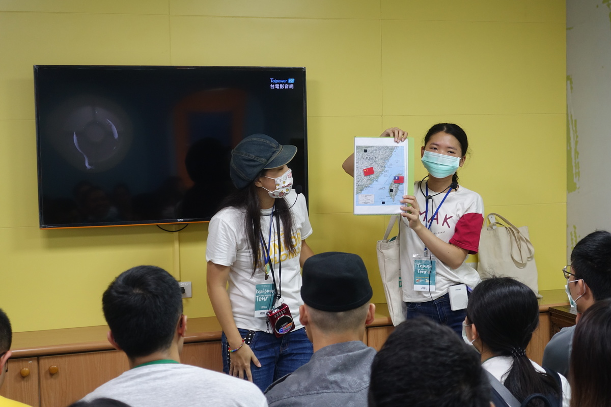 The tour guides of Like It Formosa – Molly (on the left) and Jill (on the right) gave a brief introduction to the history of Taiwan.