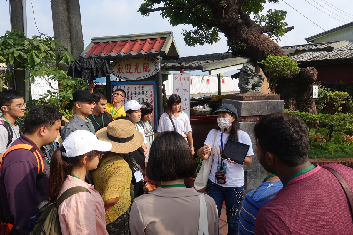 Students visited Meinong Folk Village.
