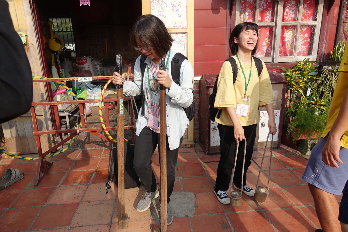 Students tried out traditional Hakka toys.