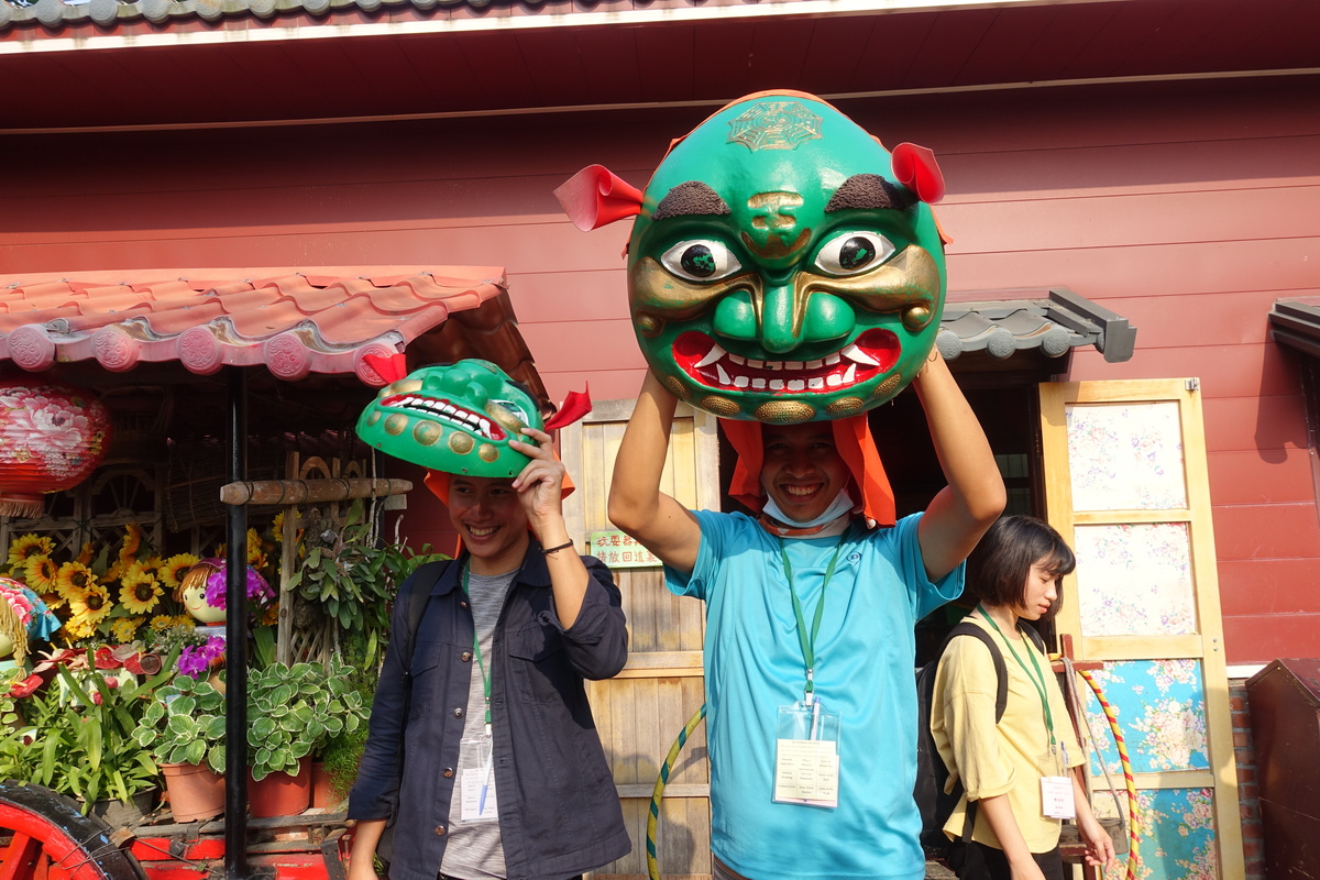 Students tried out traditional Hakka toys.