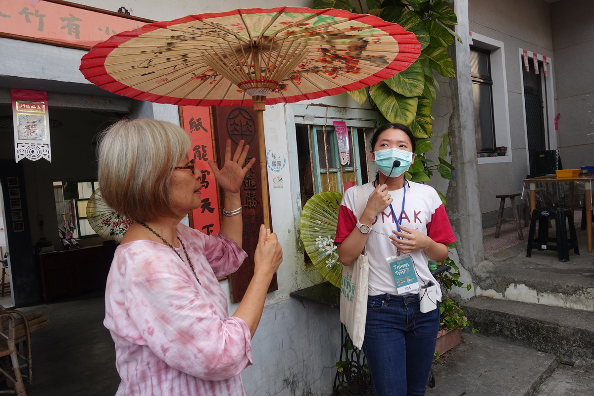 Ms. Jian-Ying Wu (on the left) of Kuang Chin Sheng Oil Paper Umbrella Studio said that oil paper umbrellas originated from China’s Guangdong province and were introduced to Meinong in 1910 by a master, invited to Meinong to pass on his craft.