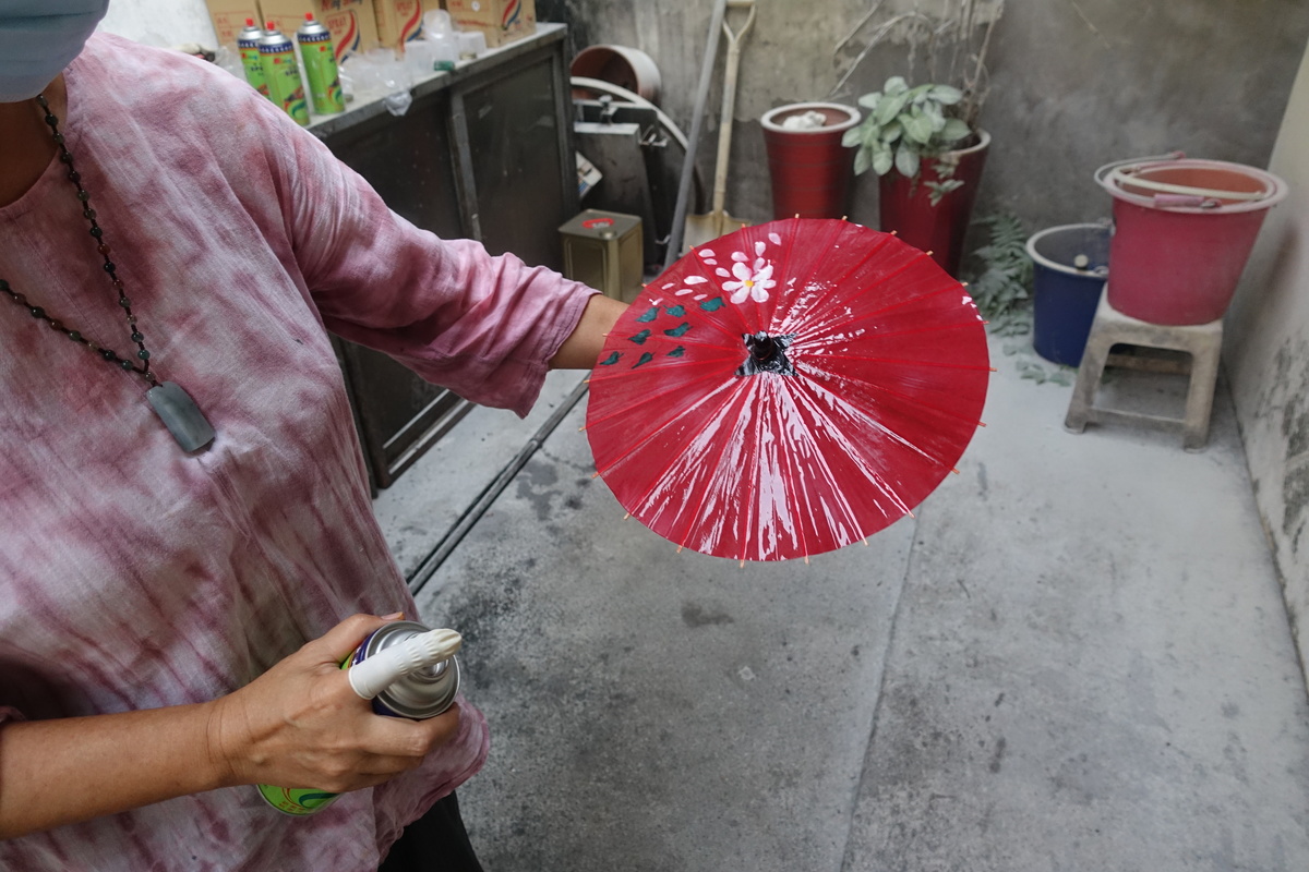 After painting, the umbrella has to be impregnated.