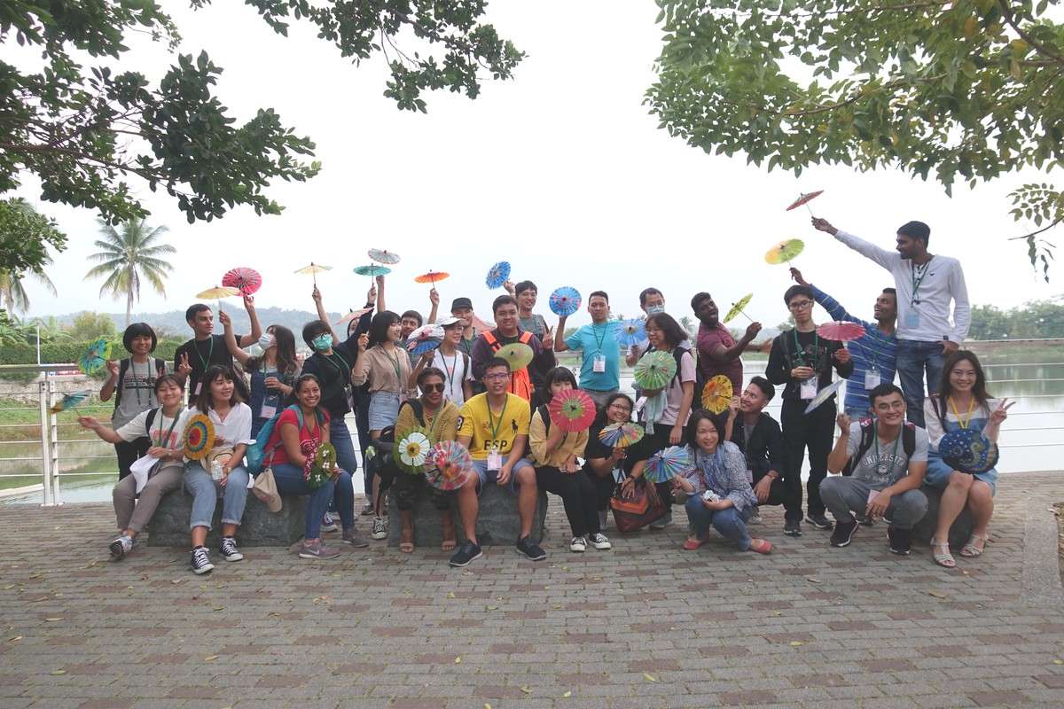 Students posed with their DIY oil paper umbrellas by Chung Cheng Lake.