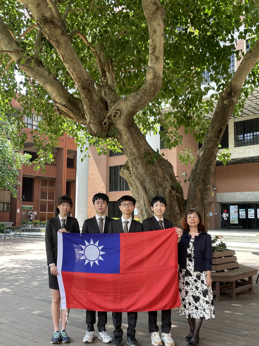 From the right to the left are: NSYSU Department of Biological Sciences Professor Jiin-Tsuey Cheng, Taiwanese team members Liang-Shin Huang from National Chiayi Senior High School, Yu-Chen Huang from Taipei Municipal Jianguo High School, Kai Jie Hu from Taichung Municipal Taichung First Senior High School and Chen-An Liu from National Chiayi Senior High School.