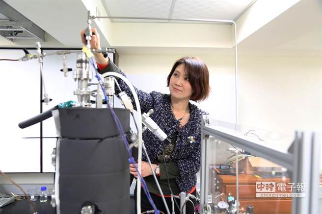 中山大學化學系助理教授王家蓁研發的「新一代多功能氣膠檢測儀」，因為探測技術獨步全球，登上在最新一期美國化學學會《物理化學雜誌通訊》。（曹明正攝）圖片