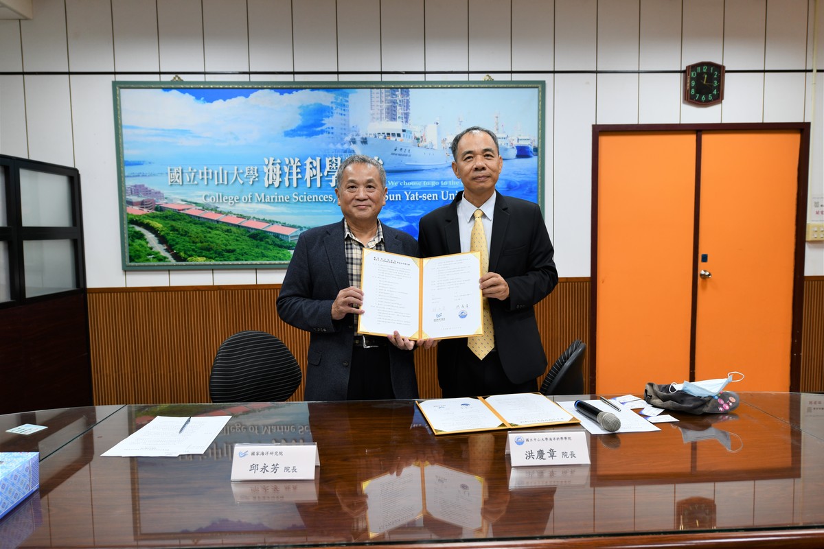 Dean of the College of Marine Sciences Chin-Chang Hung (on the right), signed an MOU on collaboration on research with the President of the National Academy of Marine Research Yung-Fang ChiuImage