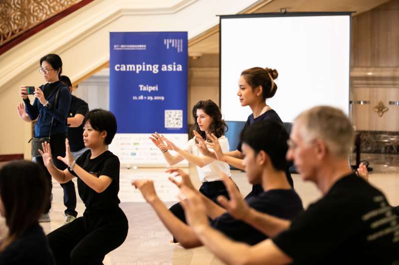 Students learning the ancient Khmer dance of Prumsodun / Taipei Performing Arts Center