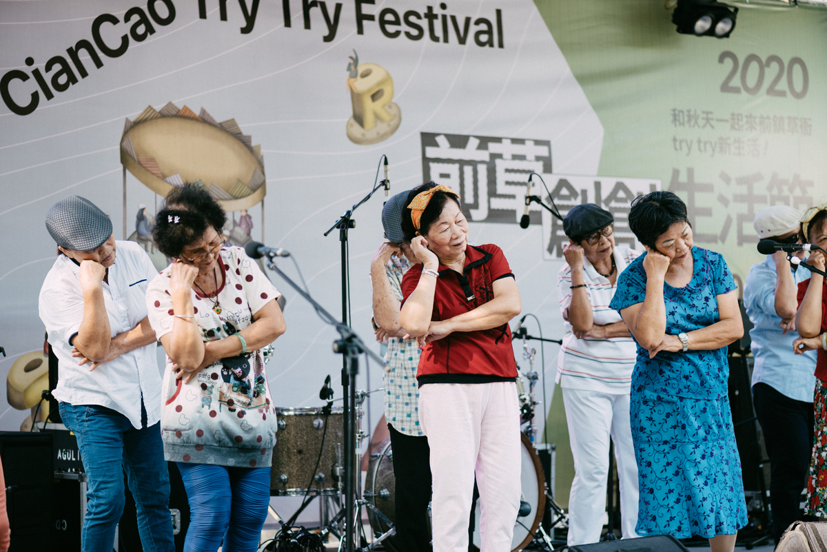 NSYSU and Cianjhen District Office jointly organized the CianCao Try Try Festival and invited local residents to give dance performances.