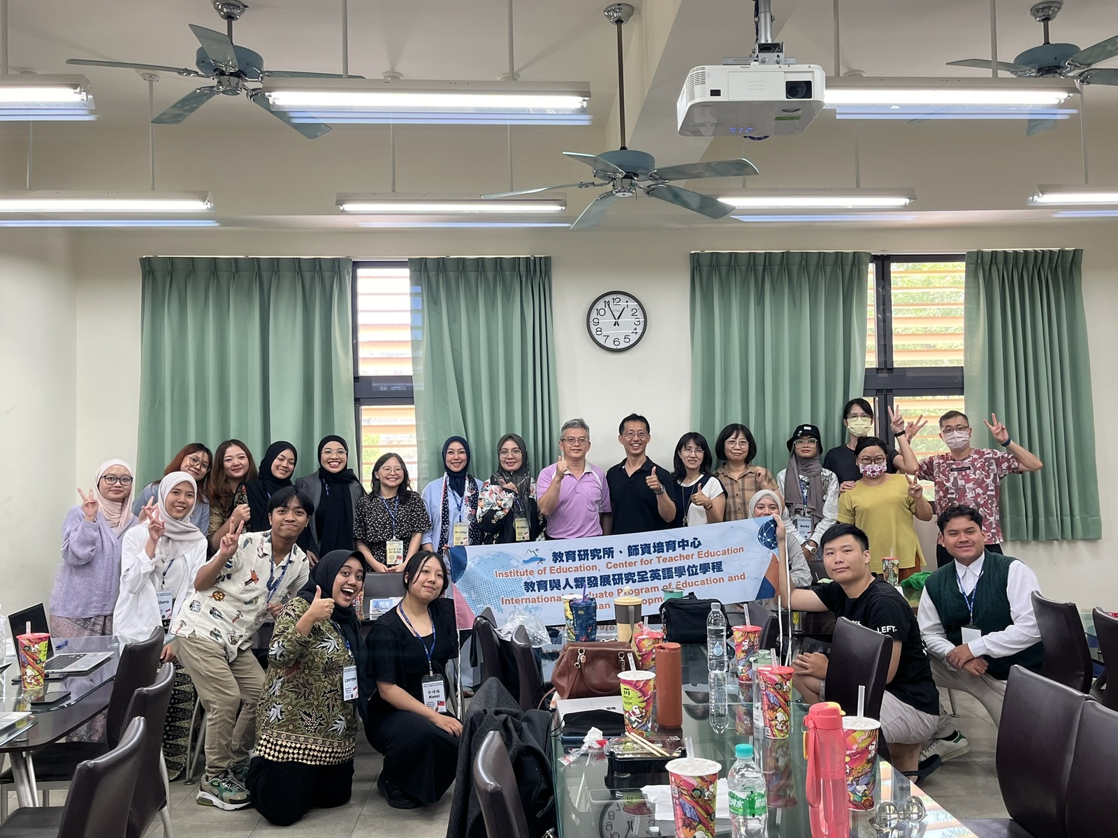 Group photo at the welcome ceremony of Ling Ya Junior High School.