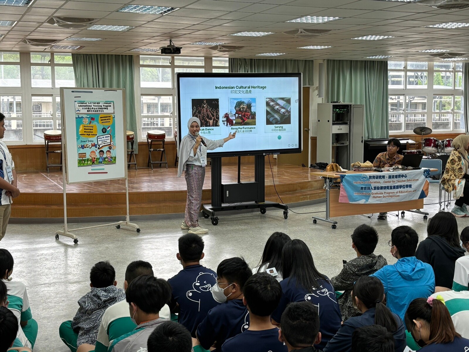 Indonesian culture teaching course at Shoushan Junior High School.