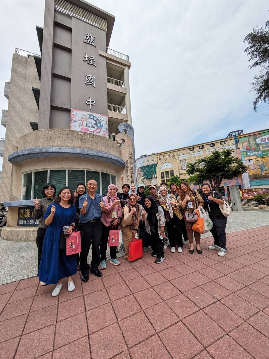 Group photo at the entrance of Yancheng Junior High School.