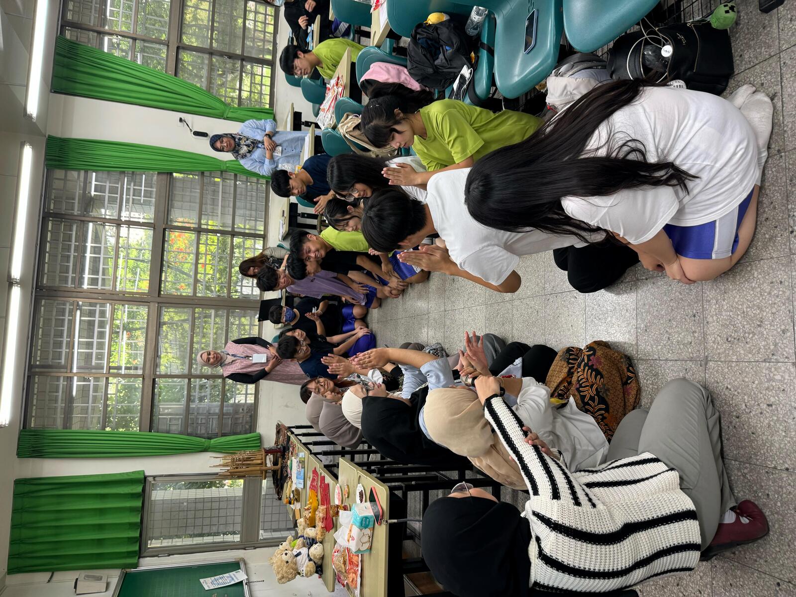 Indonesian dance exchange at Siaogang Senior High School.