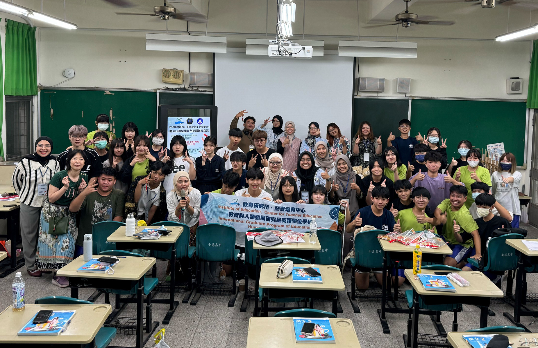 Group photo of exchange at Siaogang Senior High School.