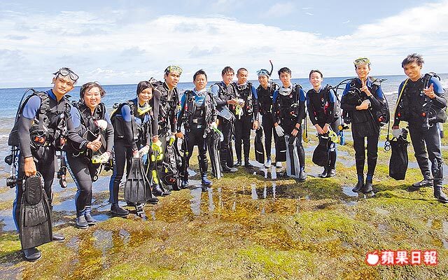中山大學配合「夏日大學」去年開設的風帆、潛水課，很受學生歡迎。中山大學提供圖片