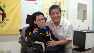 肌萎症患者董庭吉（左）獲中山大學博士學位。記者徐如宜／攝影圖片