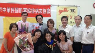 肌萎症患者董庭吉（前中）獲中山大學博士學位，感謝曾協助他的貴人們。記者徐如宜／攝影圖片