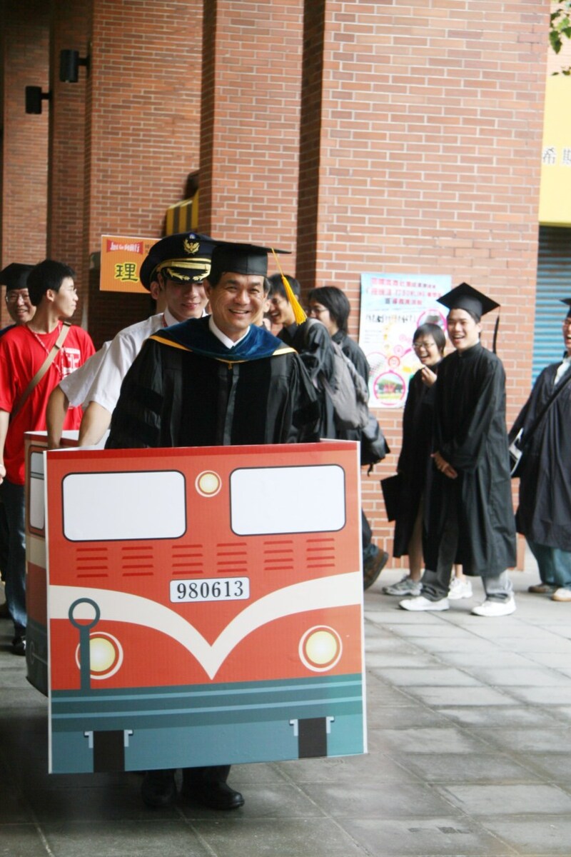 中山大學校長楊弘敦扮演火車頭，帶領畢業生進行校園巡禮圖片