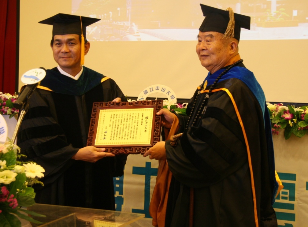 中山大學校長楊弘敦(左)頒發名譽文學博士學位予星雲大師(右)圖片