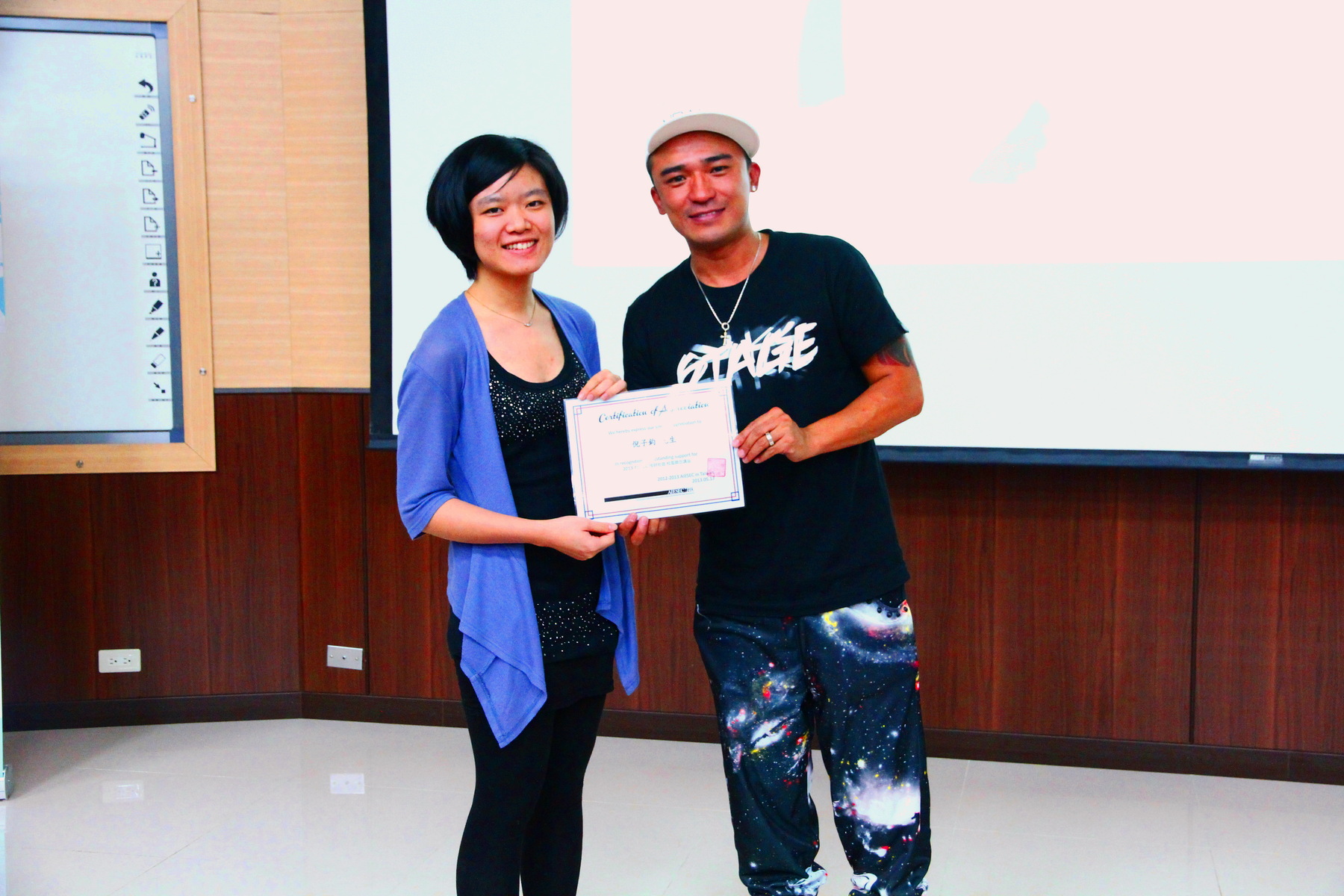 AIESEC副會長代表頒發感謝狀圖片