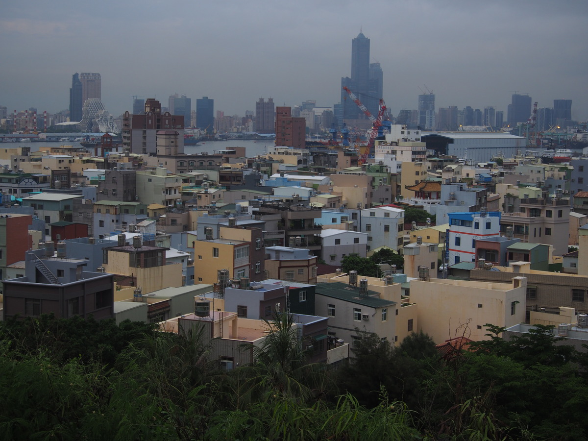 The air quality in Kaohsiung is influenced by the industrial areas around the city, heavily polluting marine fuels and a large number of motorcycles in the city.  /photo provided by Professor Brimblecombe