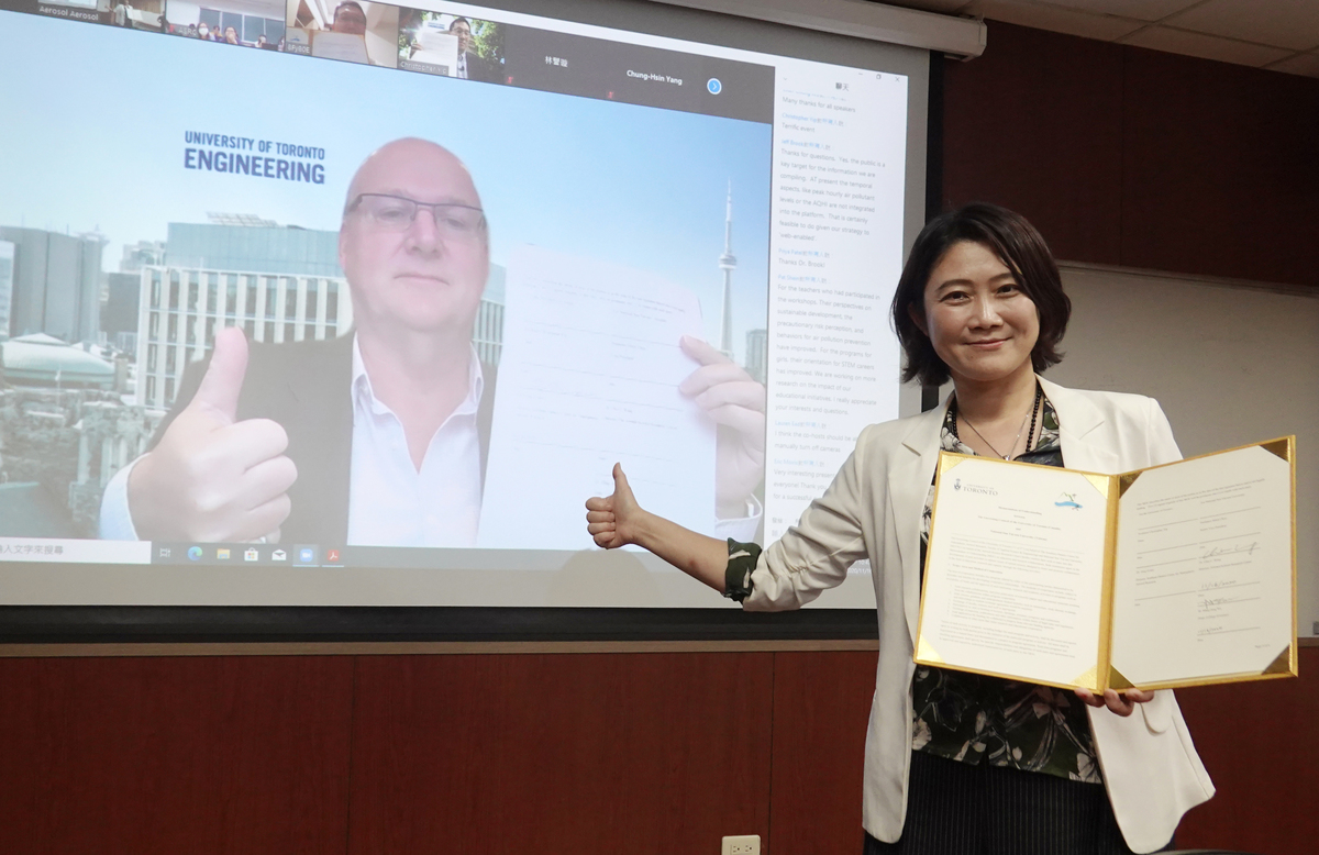 Director of ASRC Chia C. Wang (on the right) and SOCAAR of the University of Toronto in Canada organized a video conference to sign an MOU on bilateral cooperation to strive together to fight against the COVID-19 pandemic.