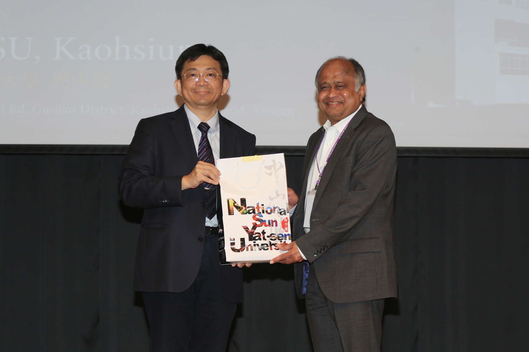 Madhavan Swaminathan (right), Department Head of Electrical Engineering at Pennsylvania State University, and National Sun Yat-sen University President Chih-Peng Li.Image