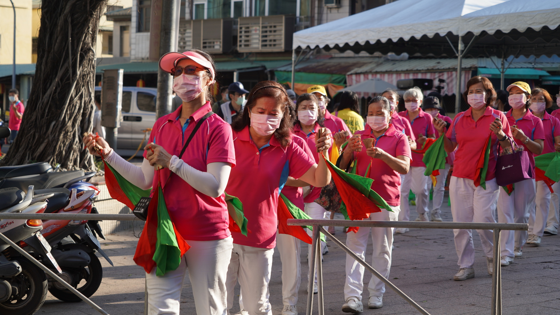 President of JhenYang Community Development Association Pao-Feng Hung with her team led a cycling tour.Image