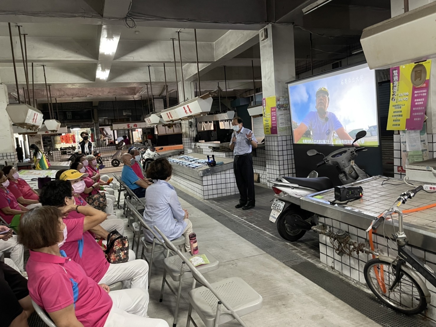 Festival participants watching the cycling tour videos shot in Nayoro and Himi.Image
