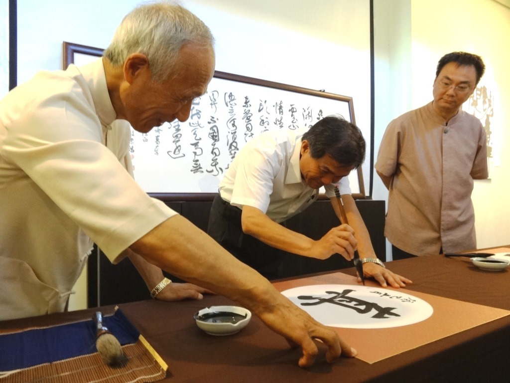 大師扶紙圖片