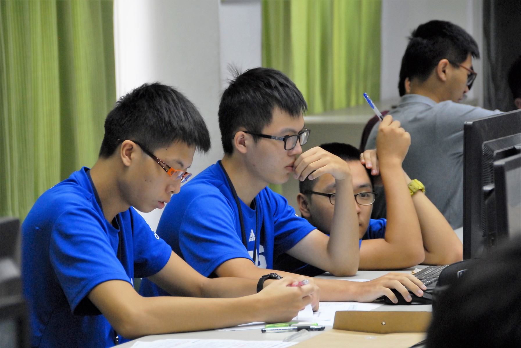 Chih-Kang Fang (in the center) said that he participated in many related competitions, and was awarded an honor at 2016 ACM-ICPC Taiwan NCTU National Programming Contest for Technology Universities.