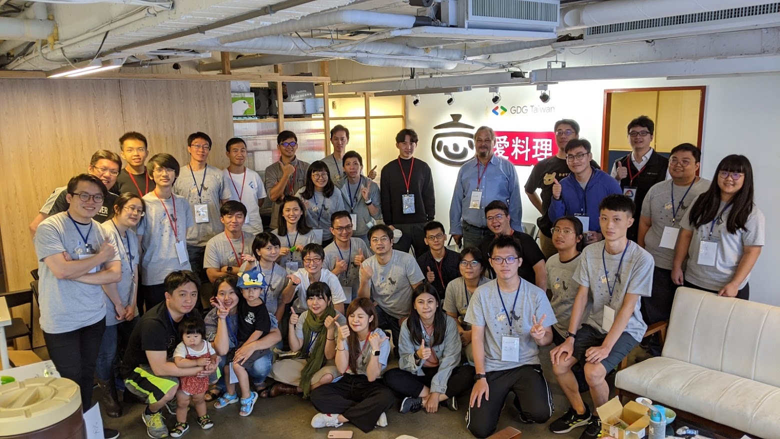 Chih-Kang Fang (first on the right in the front row) often participates in various application design exchange events. The photo was taken during Google Developers’ session.