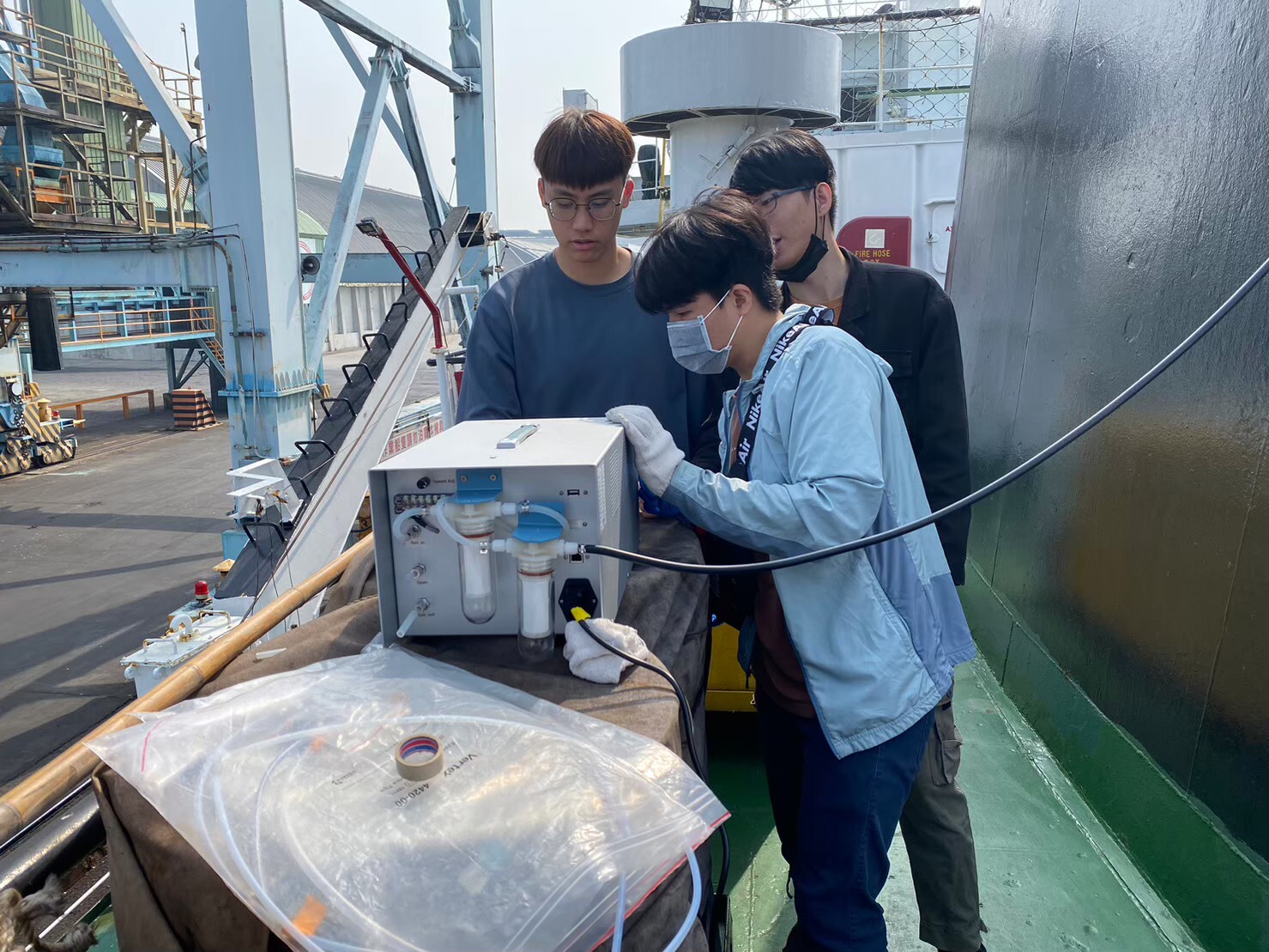Researchers from the Aerosol Science Research Center and the Institute of Environmental Engineering at NSYSU conduct field measurements aboard a large workboat in Kaohsiung Port to investigate emissions generated while operating on ultra-low sulfur fuel.Image
