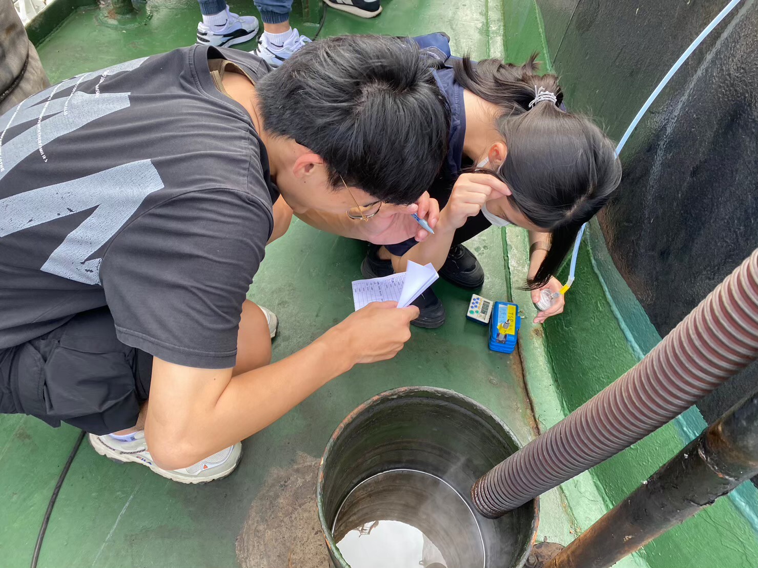 Researchers from the Aerosol Science Research Center and the Institute of Environmental Engineering at NSYSU collect particulate matter samples aboard a large workboat in Kaohsiung Port.Image