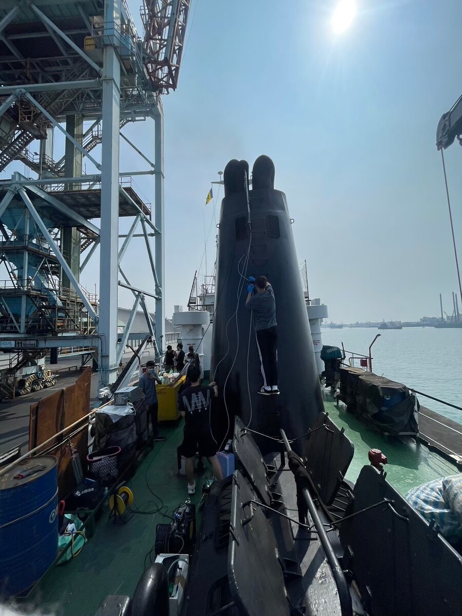 Researchers from the Aerosol Science Research Center and the Institute of Environmental Engineering at NSYSU install sampling lines and monitoring instruments aboard a large workboat in Kaohsiung Port.Image