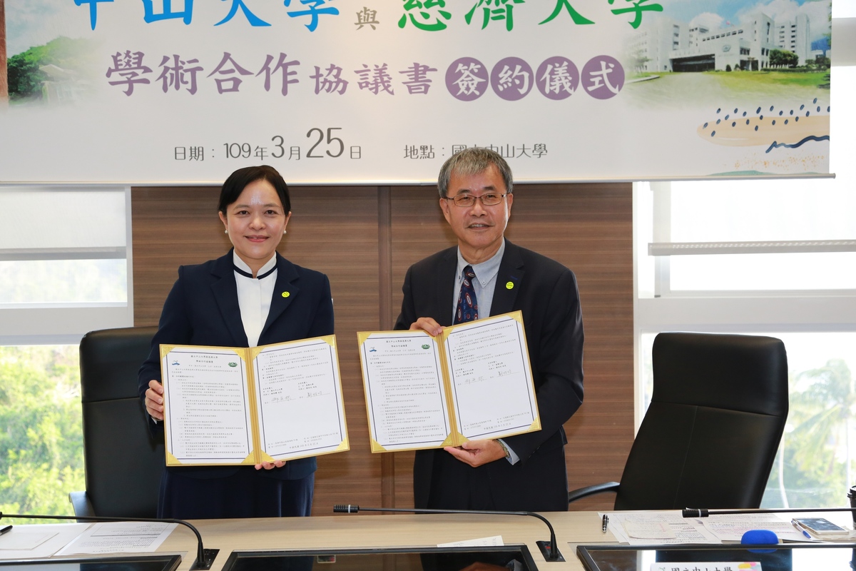 President of National Sun Yat-sen University Ying-Yao Cheng (on the right) and President of Tzu Chi University Ingrid Liu signed an MOU on academic exchange and training of medical professionals to jointly invest in the medical field, academic research, develop new technologies, and cultivate medical professionals.Image
