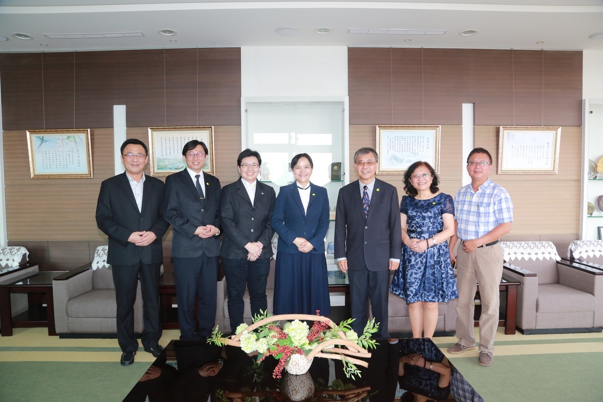 NSYSU ties alliance with Tzu Chi University to promote medical research. From the left are NSYSU Senior Vice President I-Yu Huang, Chief Secretary of the Tzu Chi University Kun-Yi Ho, Dean of Research and Development Affairs Shun-Ping Huang, President of the Tzu Chi University Ingrid Liu, NSYSU Senior Vice President Shiow-Fon Tsay and Chief Secretary Yu-Chen Yang.Image
