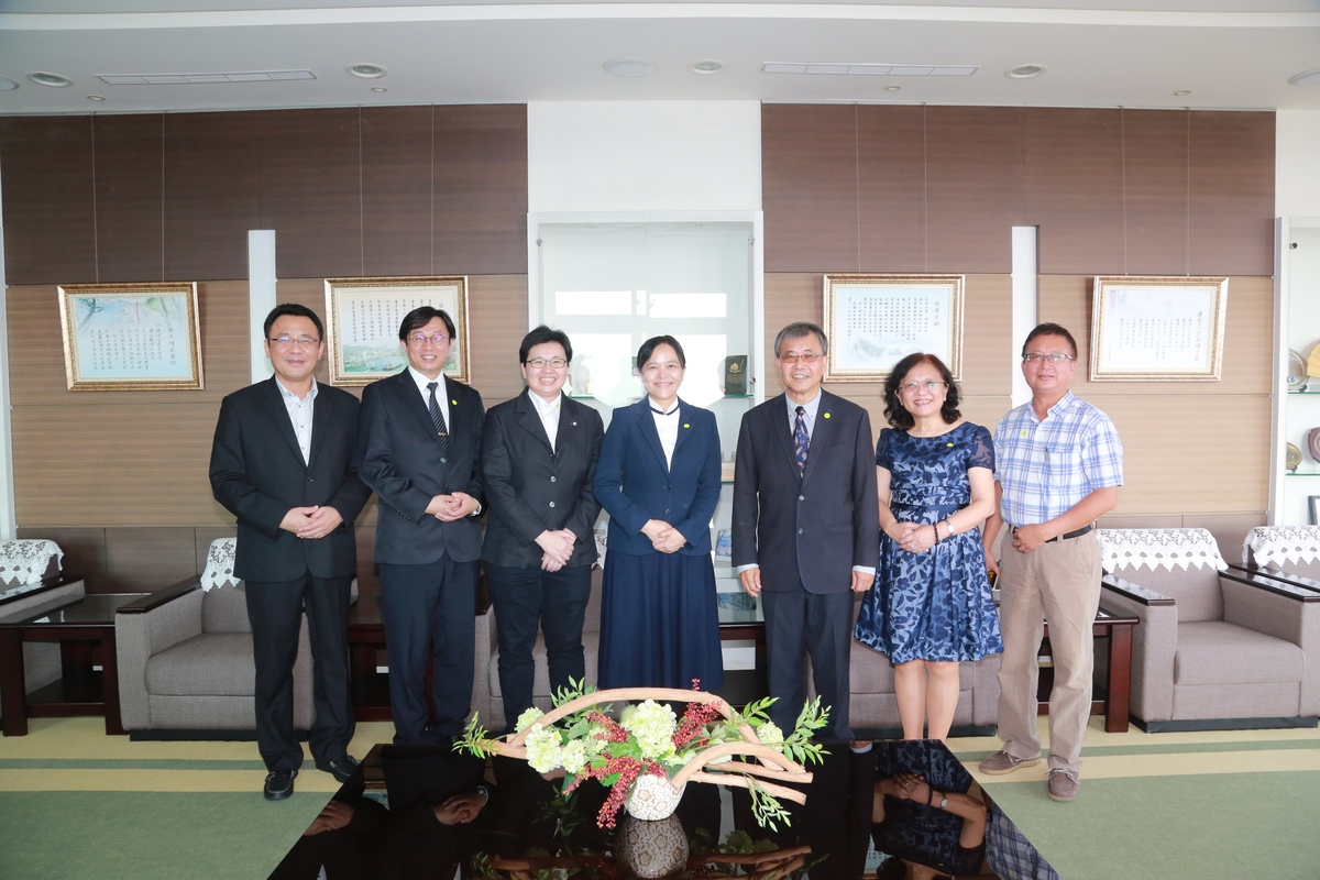 NSYSU ties alliance with Tzu Chi University to promote medical research. From the left are NSYSU Senior Vice President I-Yu Huang, Chief Secretary of the Tzu Chi University Kun-Yi Ho, Dean of Research and Development Affairs Shun-Ping Huang, President of the Tzu Chi University Ingrid Liu, NSYSU Senior Vice President Shiow-Fon Tsay and Chief Secretary Yu-Chen Yang.