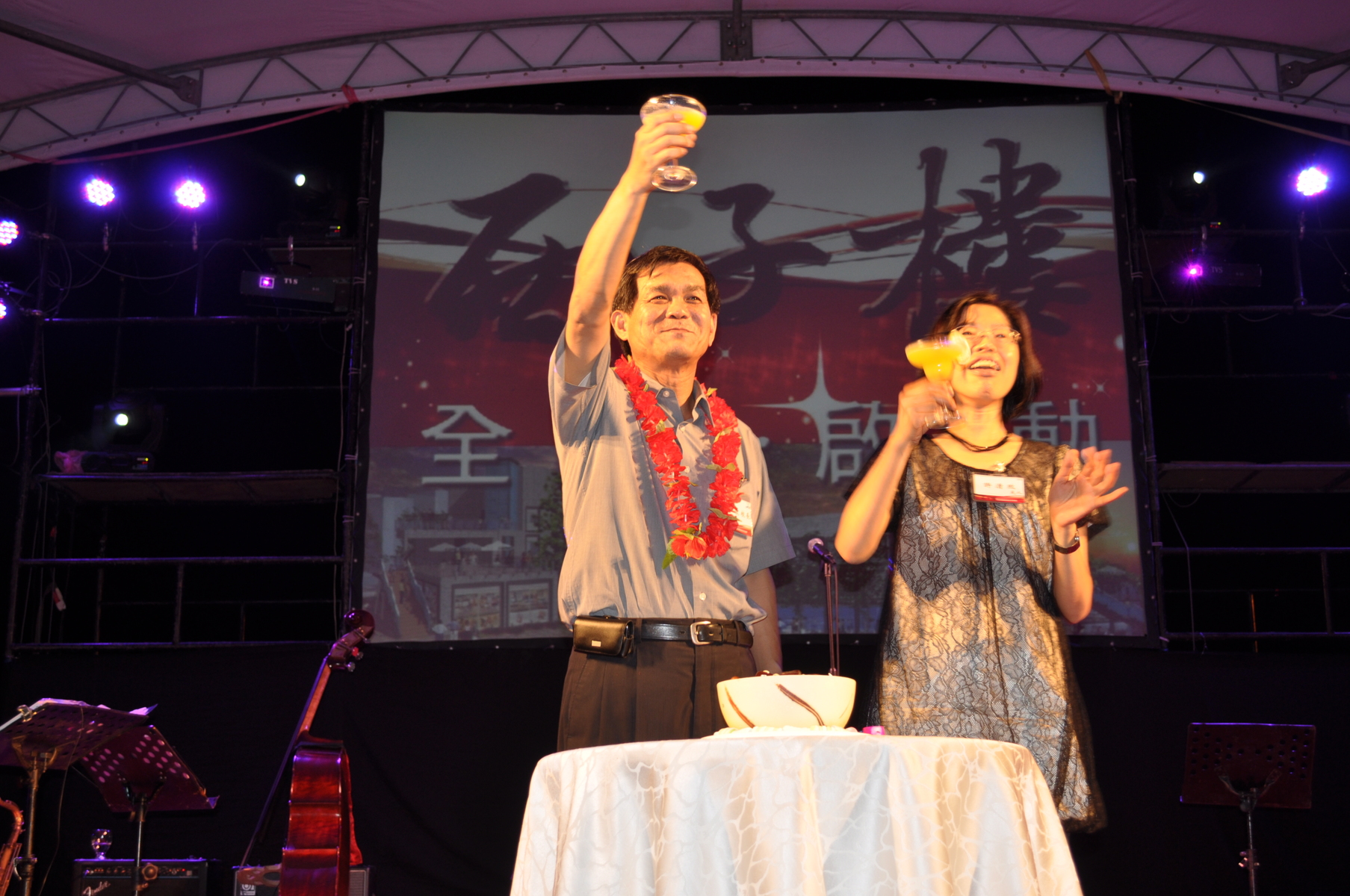 校長夫婦舉杯祝福眾人健康平安,中山大學校運昌隆圖片