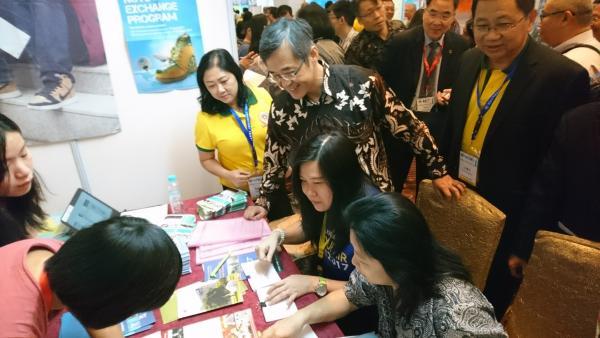 Deputy Education Minister Leeh-ter Yao at NSYSU boothImage