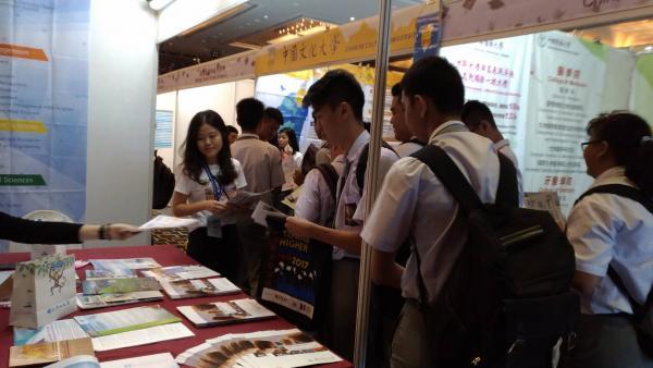Indonesian students consulting at NSYSU boothImage