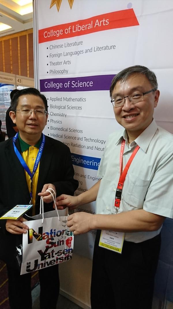 Associate Professor Yun-Nan Chang (right) gifting NSYSU souvenirs to  Education Fair CEO, Jakarta Alumni Taiwan Indonesia Vice President Han-Chung ChenImage